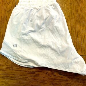 Lululemon Hotty Hot Low Rise short 2.5 in